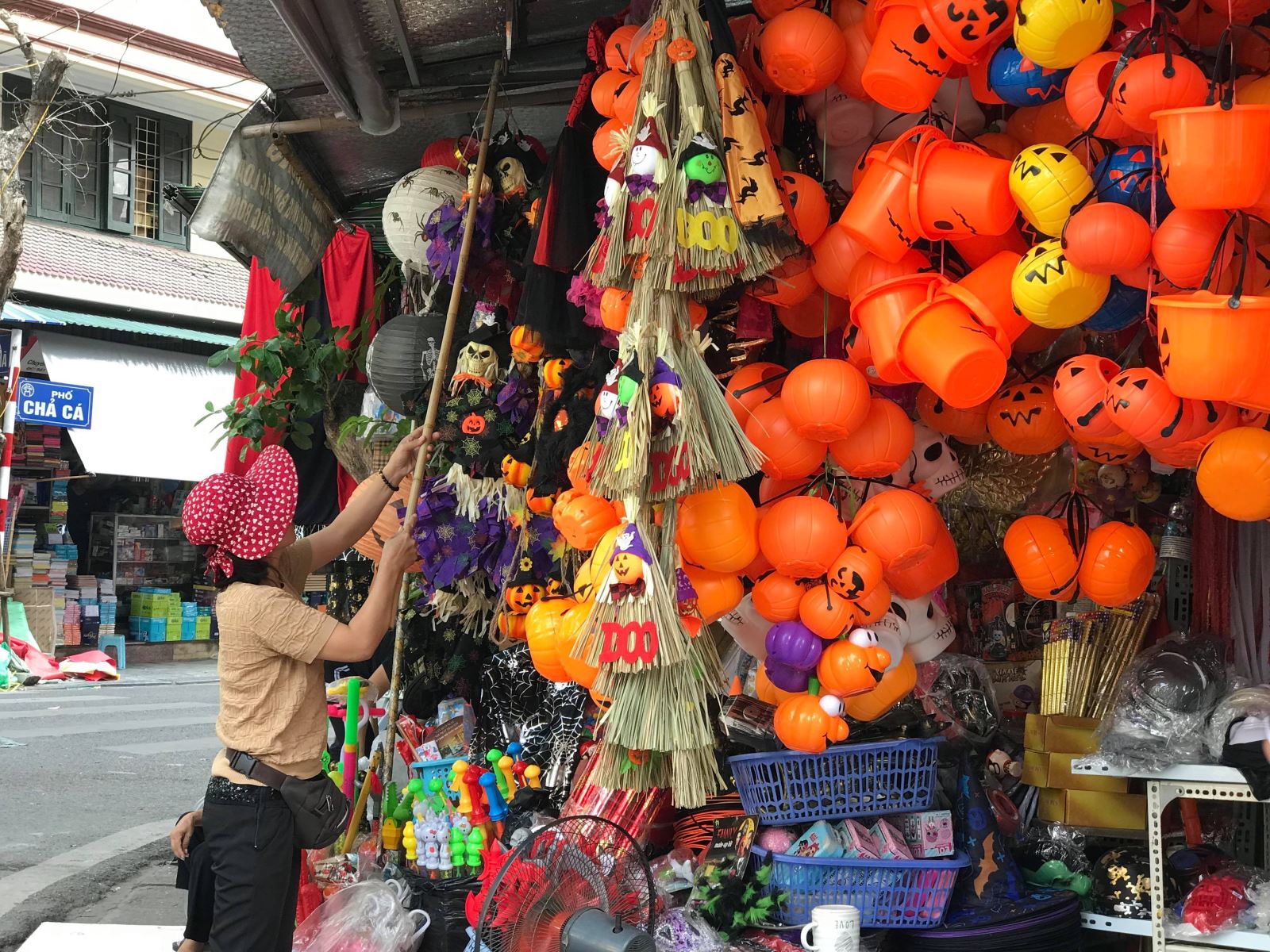 Rực rỡ mùa Halloween tại Phố Hàng Mã cập nhật 2020